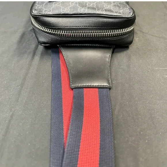 Gucci GG Supreme Sling / Messenger Bag. - Picture 3 of 3